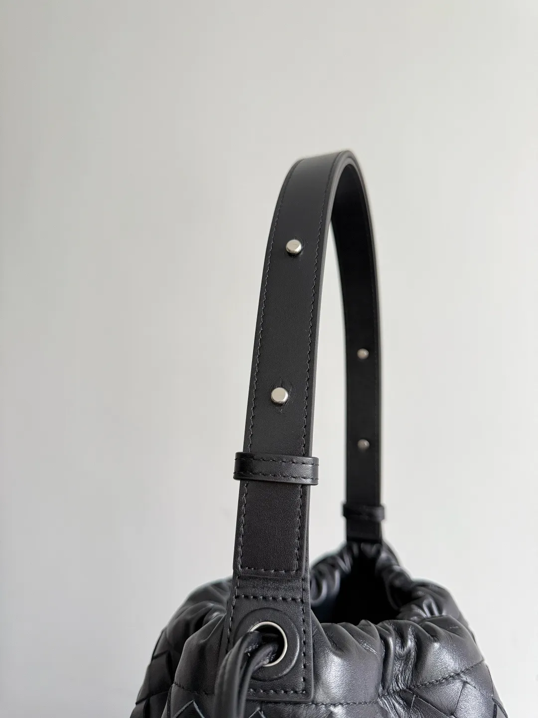 Batch 2280 BOTTEGA VENETA2025 new woven Biblioteca Bucket perfectly integrates casual texture, using classic Intrecciato woven leather, which feels soft but stiff, allowing the bag to drape naturally without losing the three-dimensional effect. The drawstring design of the drawstring pocket makes opening and closing more direct and adds a casual atmosphere. If you are on a short business trip, you can put some skin care samples in your bag. The front compartment or rear zipper can also be used to store ID cards, bank cards, etc. The solid color design of the bag is very versatile, and it doesn’t feel too picky when paired with any clothes. The leather material is also very high-quality! Style number: 836020 Size: 24*33*14cm